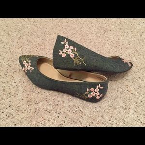 🌸Attention flower embellished flats🌸